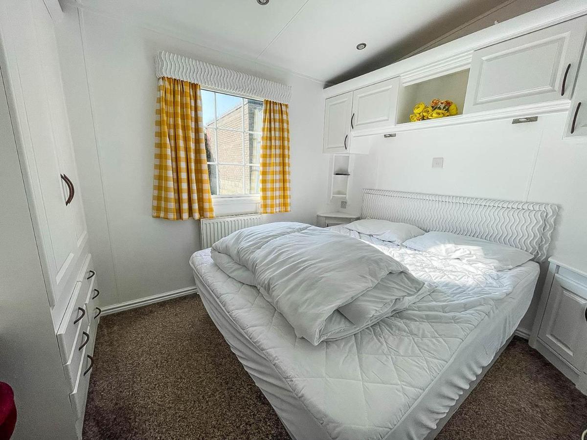 Superb Caravan With Decking Nearby Scratby Beach In Norfolk Ref 50030H Great Yarmouth Extérieur photo