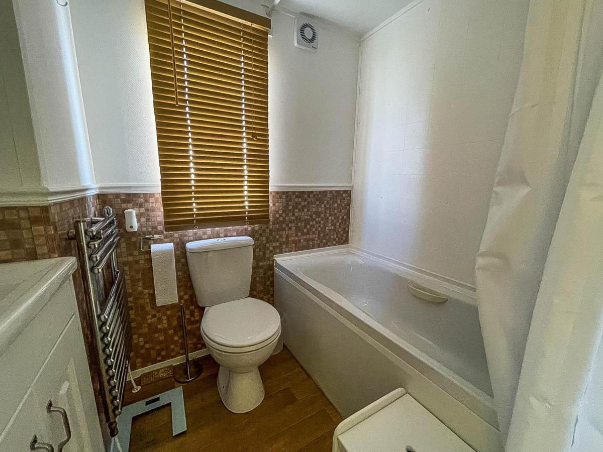 Superb Caravan With Decking Nearby Scratby Beach In Norfolk Ref 50030H Great Yarmouth Extérieur photo